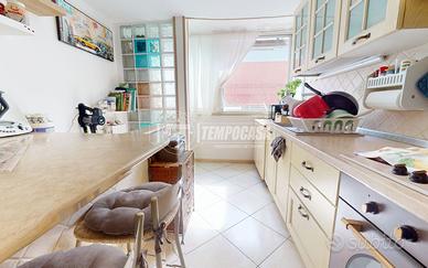 Casa con due ingressi, terrazza e cortiletto