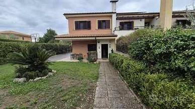 Villetta a schiera di 206 m² con 4 locali e box au