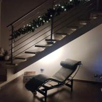 Chaise longue colore grigio con inserti in pelle