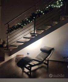 Chaise longue colore grigio con inserti in pelle