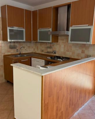 Cucina angolare di marca Veneta cucine colore noce