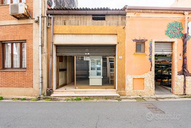 Negozio piano terra con possibilità di cambio d'us