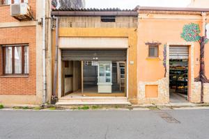 Negozio piano terra con possibilità di cambio d'us