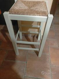 Sgabello in legno bianco 