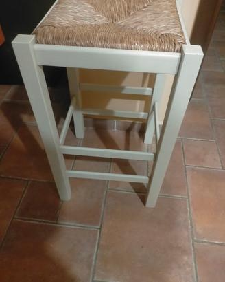 Sgabello in legno bianco 