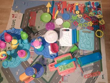 Set Play-Doh e vari attrezzi per pasta modellante