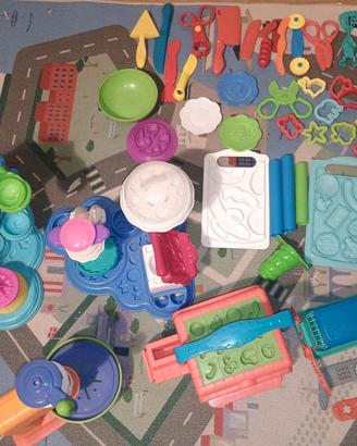 Set Play-Doh e vari attrezzi per pasta modellante