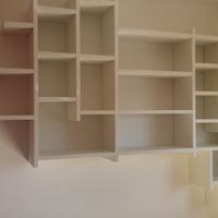 libreria a giorno in rovere laccato sospeso angolo