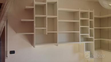 libreria a giorno in rovere laccato sospeso angolo