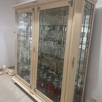 Vetrina con mobile e orologio