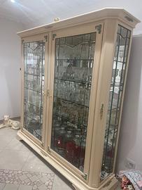 Vetrina con mobile e orologio