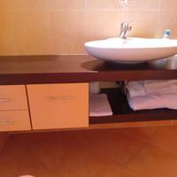 Mobile bagno con lavabo e mensole