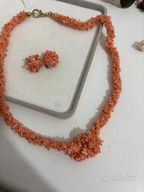 collana e orecchini colore corallo