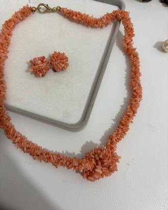 collana e orecchini colore corallo