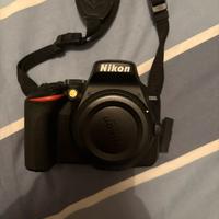 NIKON D3500 con 18-55 VR con zaino fotografico.