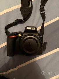 NIKON D3500 con 18-55 VR con zaino fotografico.