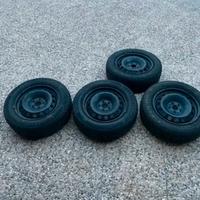 treno di gomme invernali com cerchio in ferro