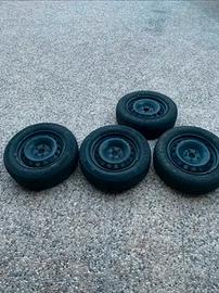 treno di gomme invernali com cerchio in ferro