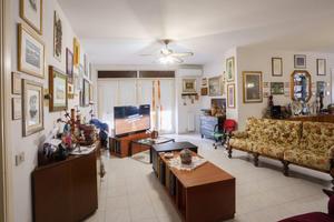 Ampio pentavano con terrazza e posto auto