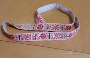 cintura in stoffa con fiori ricamati rossi