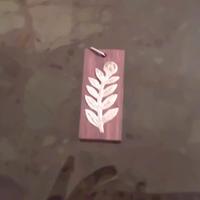 ciondolo di legno con foglia in metallo 