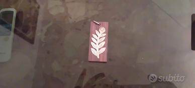 ciondolo di legno con foglia in metallo 