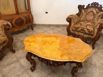Poltrone ,tavolino,,vetrinetta