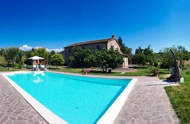 Casale in pietra piscina e terreno Cinigiano