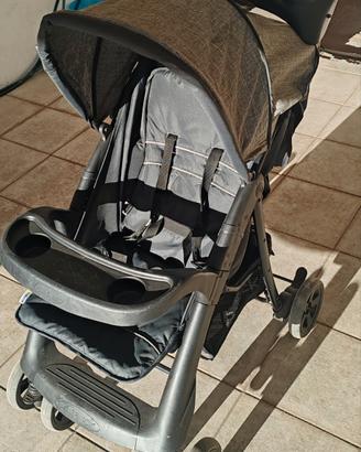 Passeggino a doppia ruota anteriore 