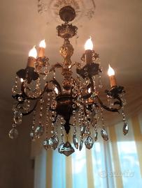 Elegante lampadario a 9 luci, con struttura dorata