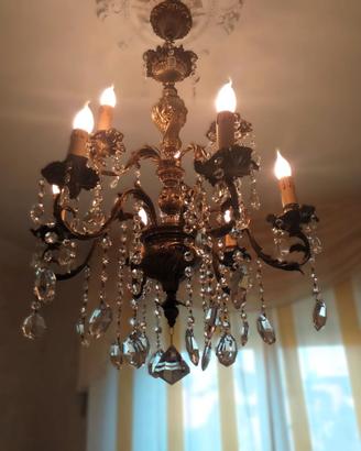 Elegante lampadario a 9 luci, con struttura dorata