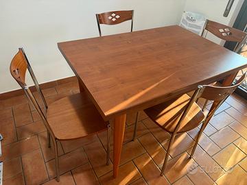 Tavolo in legno con sedie