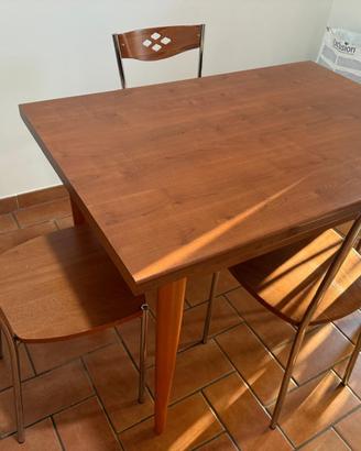 Tavolo in legno con sedie