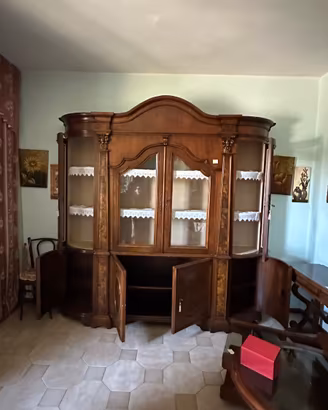 Grande credenza/vetrina antica in noce e radica –