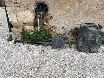 Pala, piccone e tanica auto d'epoca, Campagnola