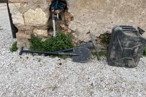 Pala, piccone e tanica auto d'epoca, Campagnola