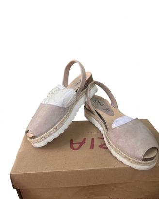 Scarpe n. 35 mai usate.