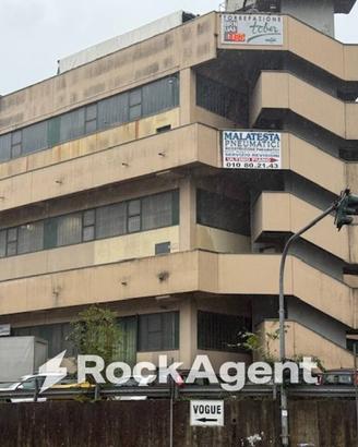 Immobile di 650 m² con 1 locale a Genova
