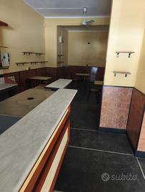 Arredamento completo per bar con bancone retrobanc