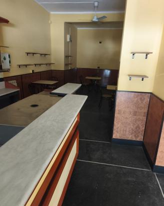 Arredamento completo per bar con bancone retrobanc