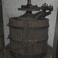 Torchio e tino per vino