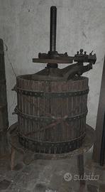 Torchio e tino per vino