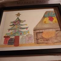 Caminetto decorativo e albero di natale addobbato