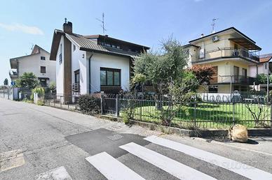 Villa di 236 m² con più di 5 locali e box auto dop