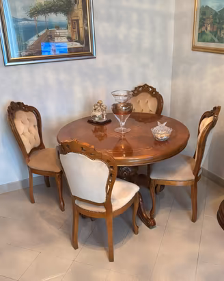 Tavolo in legno massello con 6 sedie.