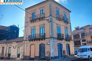 Linguaglossa centro. Stabile con due appartamenti