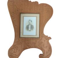 Antica cornice in legno intagliato con fotografia 