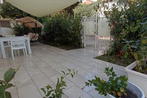 Appar. c/Giardino arredato indipendente 50mt mare