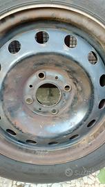 4 cerchi in ferro con gomme da neve 175/65/R14 82T