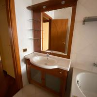 Mobile bagno con lavabo,mensole,faretti e specchio